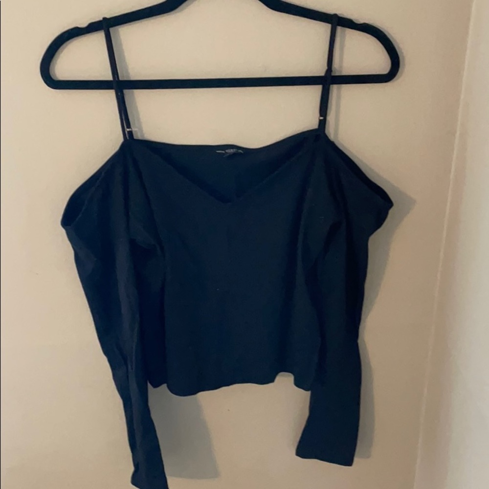 Guess cold shoulder black tee